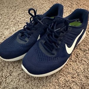 Nike mens running shoes
